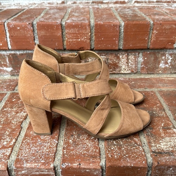 Naturalizer Women Lindy Strappy Heel Sandals - Picture 1 of 8